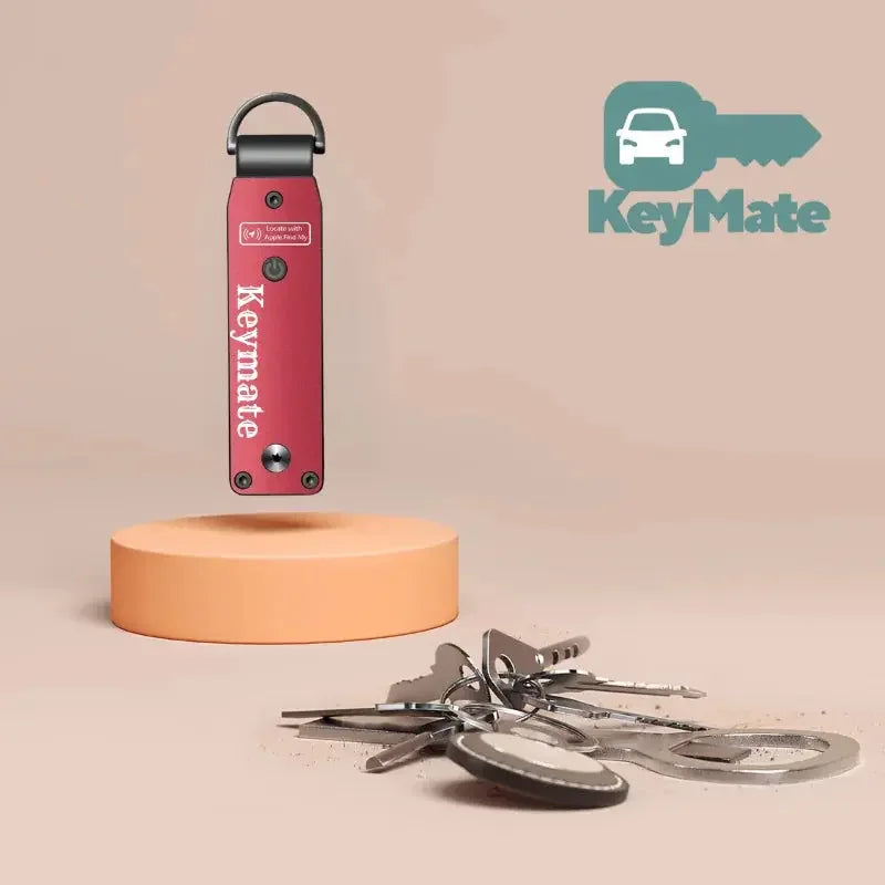 Piros KeyMate kulcstartó állványon, kulcsok mellette, KeyMate logóval a háttérben