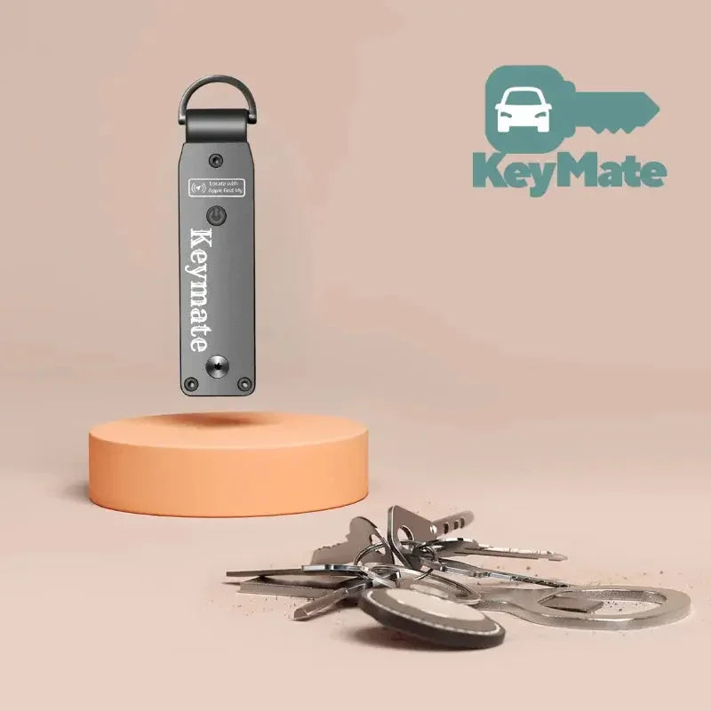 Szürke KeyMate kulcstartó kulcscsomóval, letisztult háttéren, KeyMate logóval.