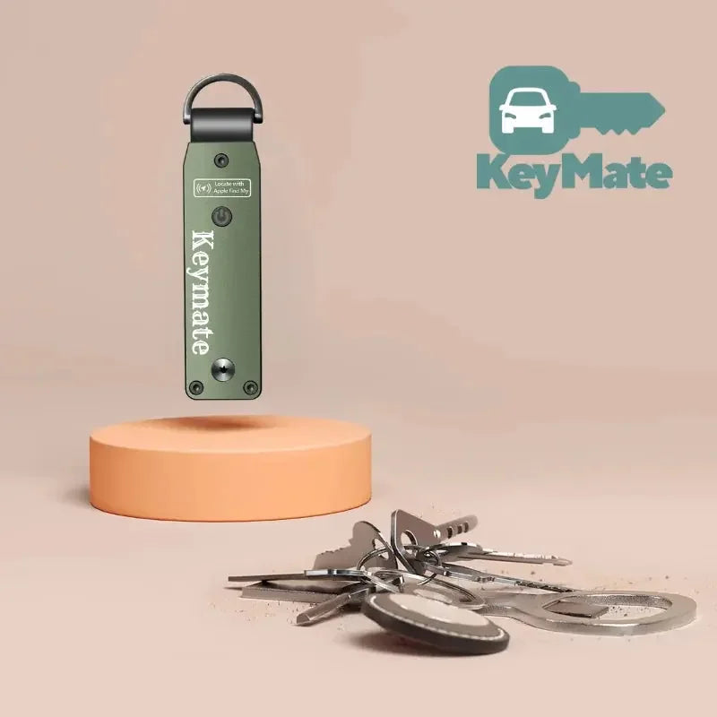 Zöld KeyMate kulcstartó, kulcsköteggel, letisztult háttéren, logóval